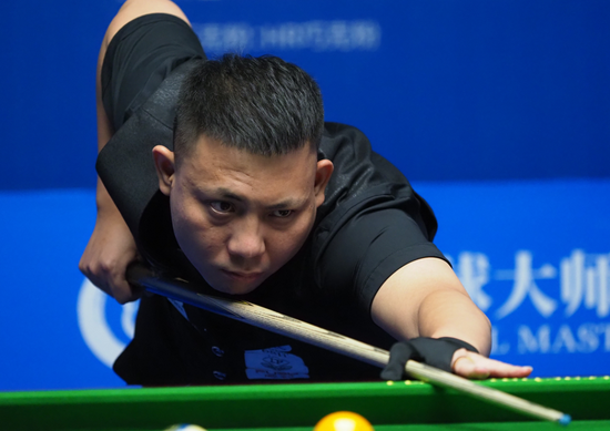 而中场球员 而中场球员